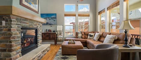 Una Smart TV, una chimenea, libros