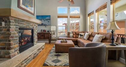Ski-In Granby Getaway, Hot Tub, Open Layout w/ Plush and Cozy Setting, steps from Ski Granby Ranch