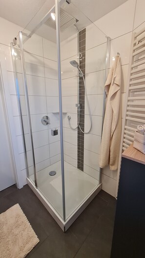 Douche, sèche-cheveux, serviettes fournies