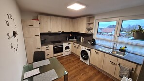 Frigorífico, microondas, horno y placa de cocina