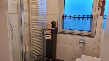 Shower, hair dryer, towels