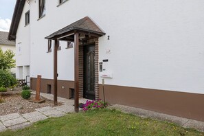 Un edifici amb façana blanca i secció inferior marró.