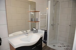 Shower, hair dryer, towels - Apartment 'Nickel 1' with Shared Garden and Wi-Fi (Arnis)