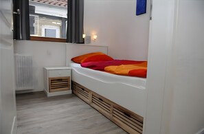 2 makuuhuonetta, silitysrauta/-lauta, ilmainen Wi-Fi, vuodevaatteet