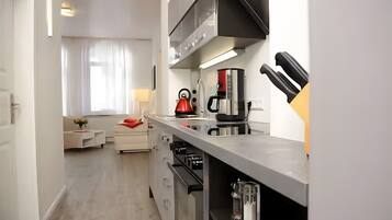 Een koelkast, een oven, een kookplaat, een vaatwasser