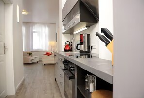 Frigorifero, forno, piano cottura, lavastoviglie