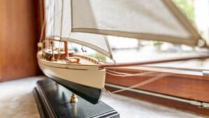 Ein Modellsegelboot ist ausgestellt.