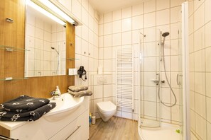 Ducha, secador de pelo y toallas