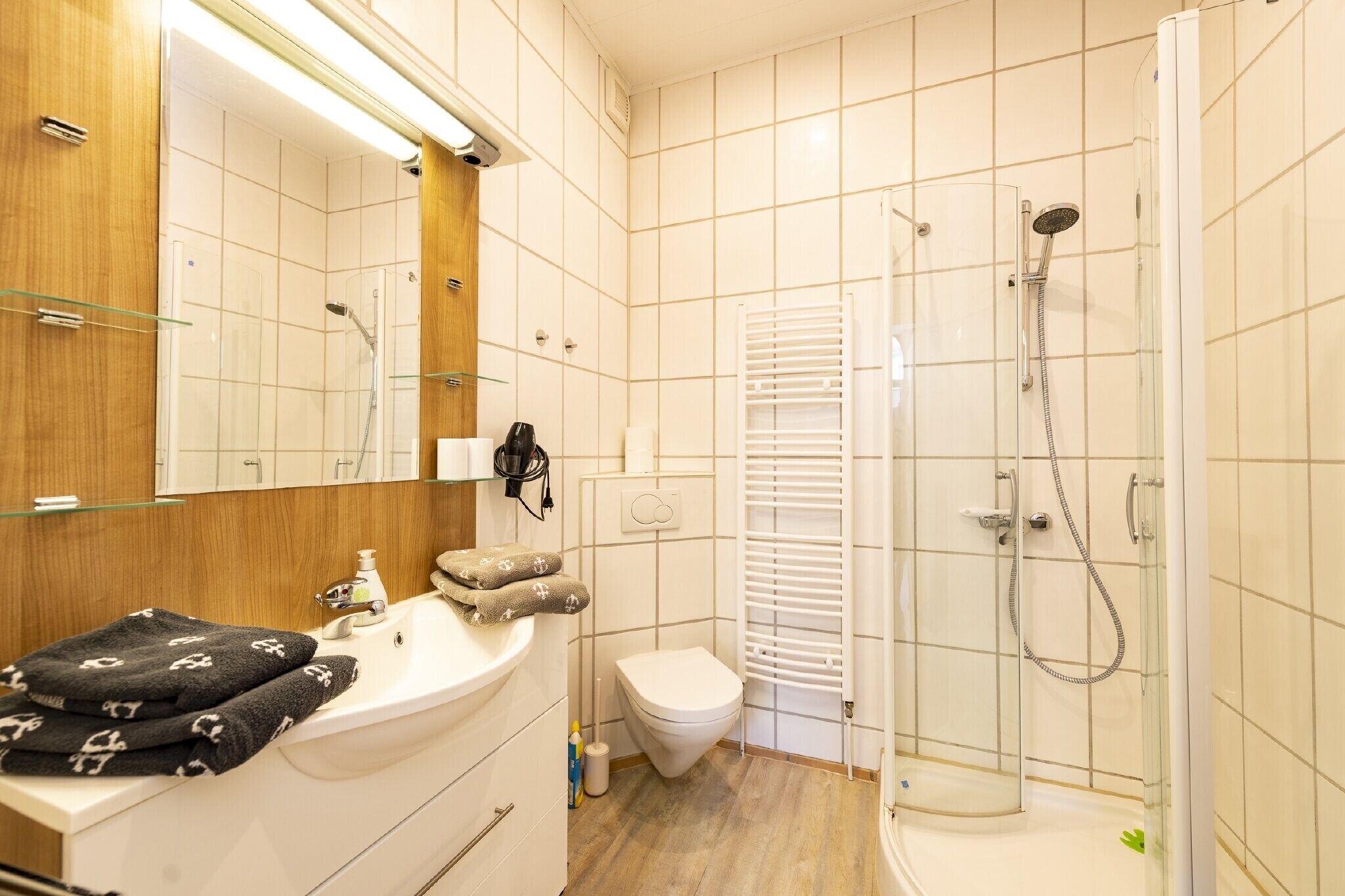 Dusche, Haartrockner, Handtücher