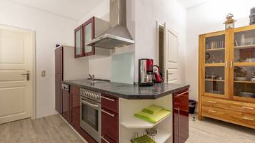 Frigorifero, forno, piano cottura, lavastoviglie