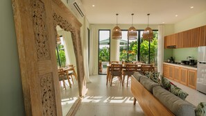 Villa, Balkon, Poolblick | Wohnbereich | Flachbildfernseher