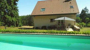 A house with a swimming pool, a covered patio, and a small garden area. - Gîte at the gateway to the Morvan (Magnien)