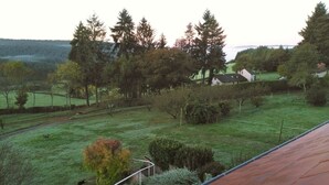 A view of a green field with trees and a house in the background. - Gîte at the gateway to the Morvan (Magnien)