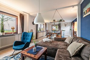 Una televisión, una chimenea, un reproductor estéreo