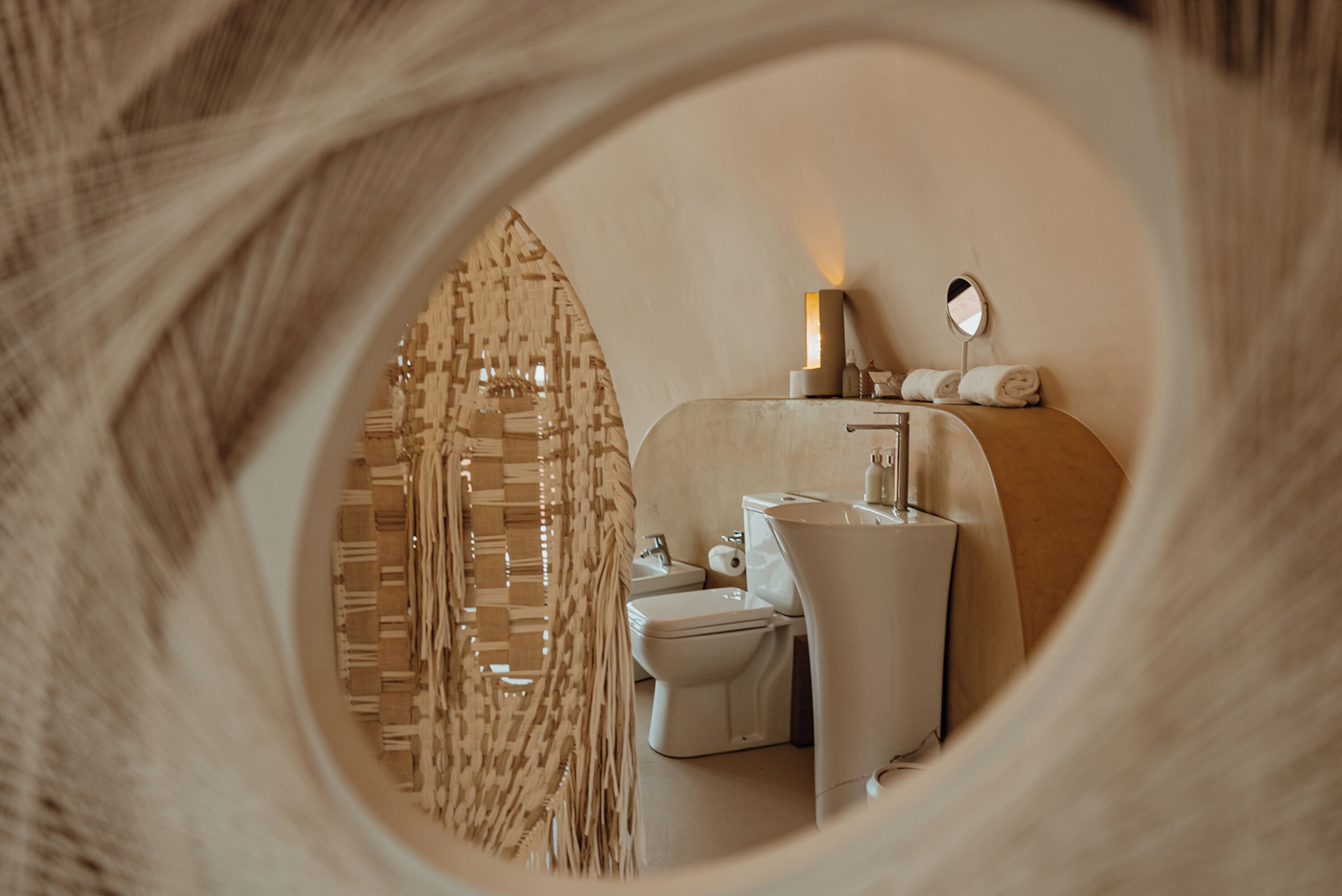 Un bagno con il water, un lavandino e uno specchio.