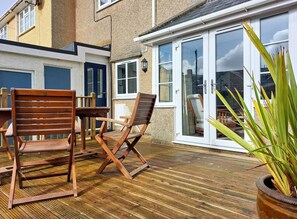 Outdoor dining - Garreg Wen ( White Stone ) family holiday home nr the beach (Barmouth)
