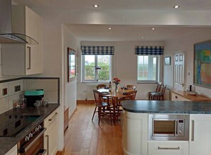 Private kitchen - Garreg Wen ( White Stone ) family holiday home nr the beach (Barmouth)