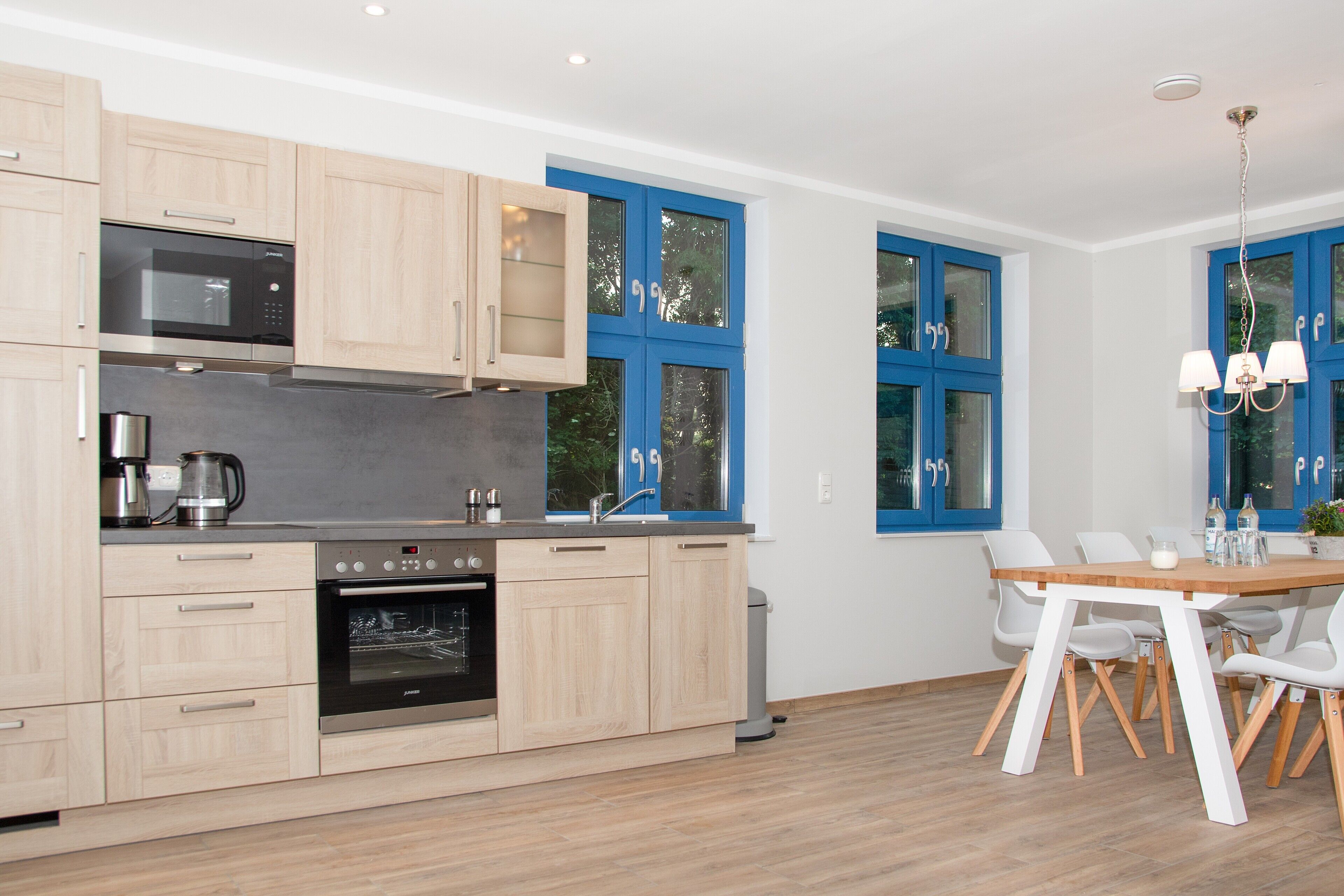 Een koelkast, een magnetron, een oven, een kookplaat