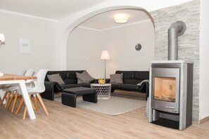 Una televisión, una chimenea