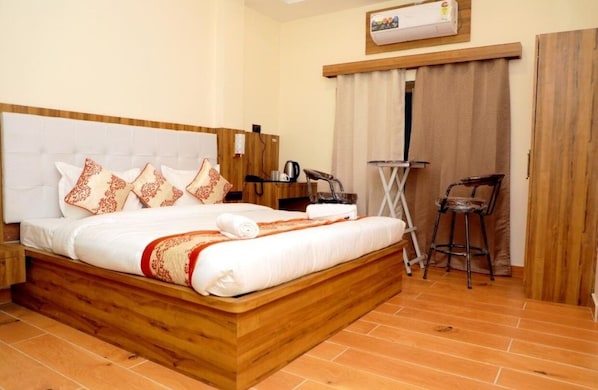 Superior Room | Premium bedding, desk, free WiFi, bed sheets
