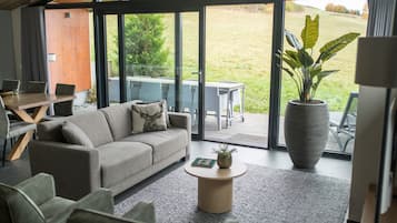 Fernseher, Kamin, Tischtennisplatte