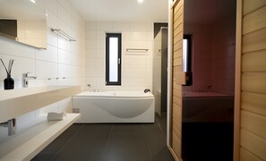 Douche, sèche-cheveux, serviettes fournies