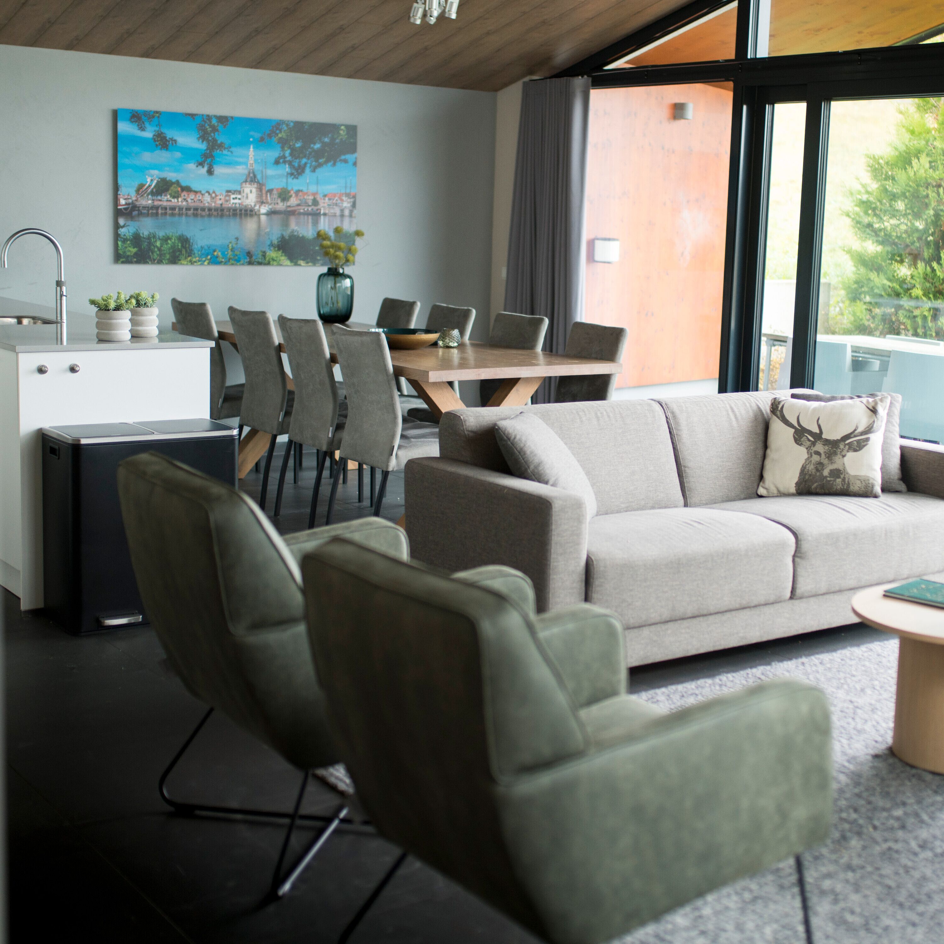 Fernseher, Kamin, Tischtennisplatte