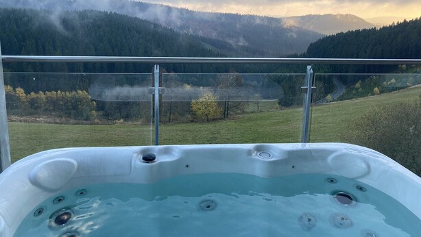 A hot tub with a view of a mountainous landscape. - Apartment 'Winterberg E2' with Mountain View, Shared Garden and Wi-Fi (Winterberg)