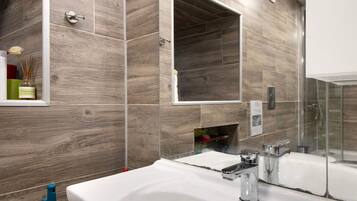 Dusche, Haartrockner, Handtücher