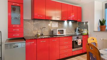 Kühlschrank, Mikrowelle, Ofen, Herdplatte