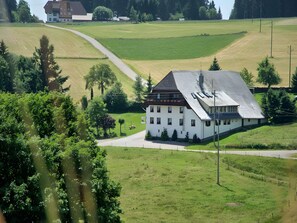 Exterior - Room 'Nr 4' with Mountain View, Shared Garden and Wi-Fi (Grafenhausen)