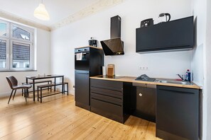 Frigorifero, microonde, forno, piano cottura