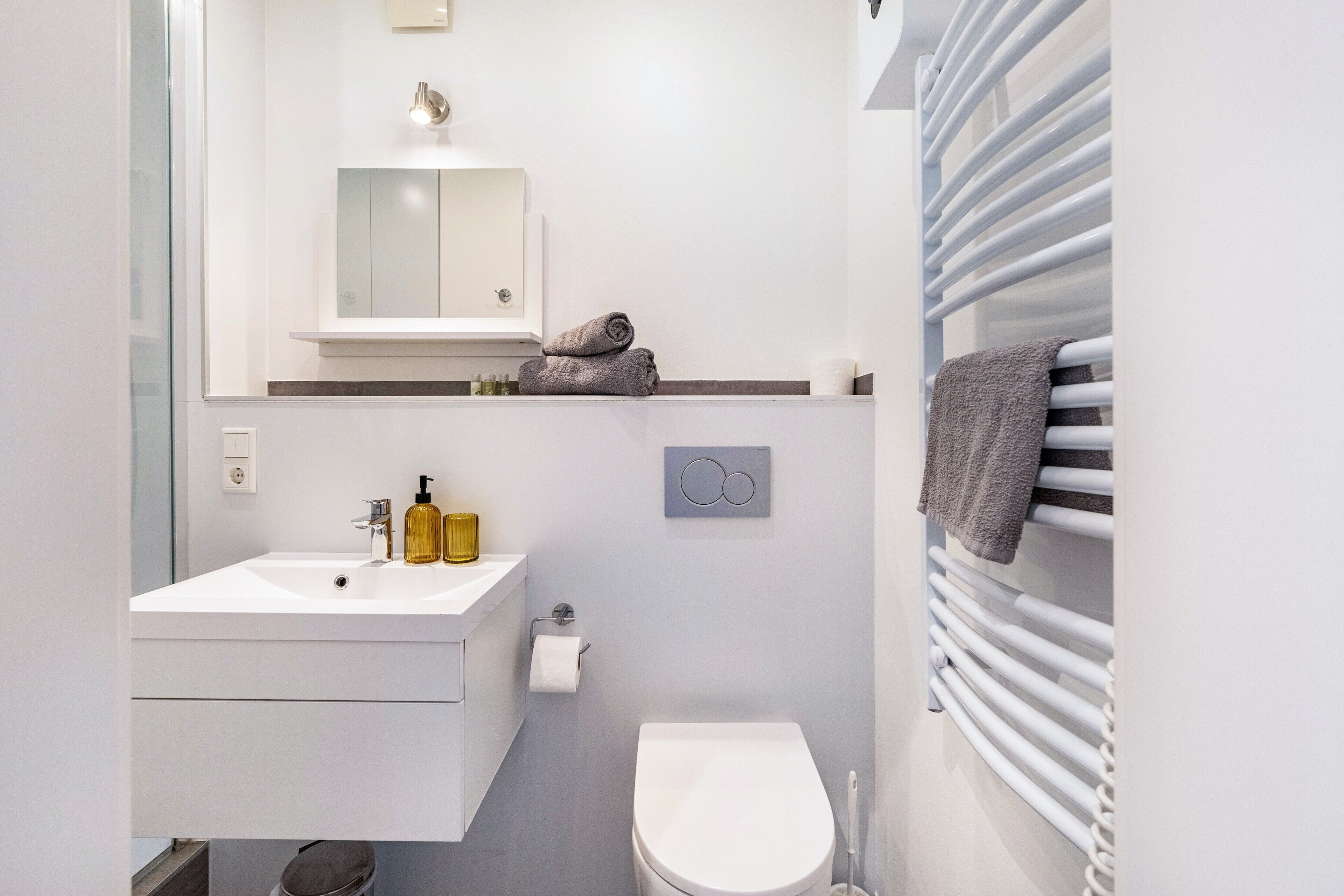 Dusche, kostenlose Toilettenartikel, Handtücher