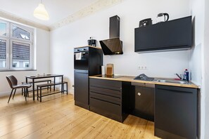 Réfrigérateur, four à micro-ondes, un four, surface de cuisson