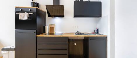 Réfrigérateur, four à micro-ondes, un four, surface de cuisson