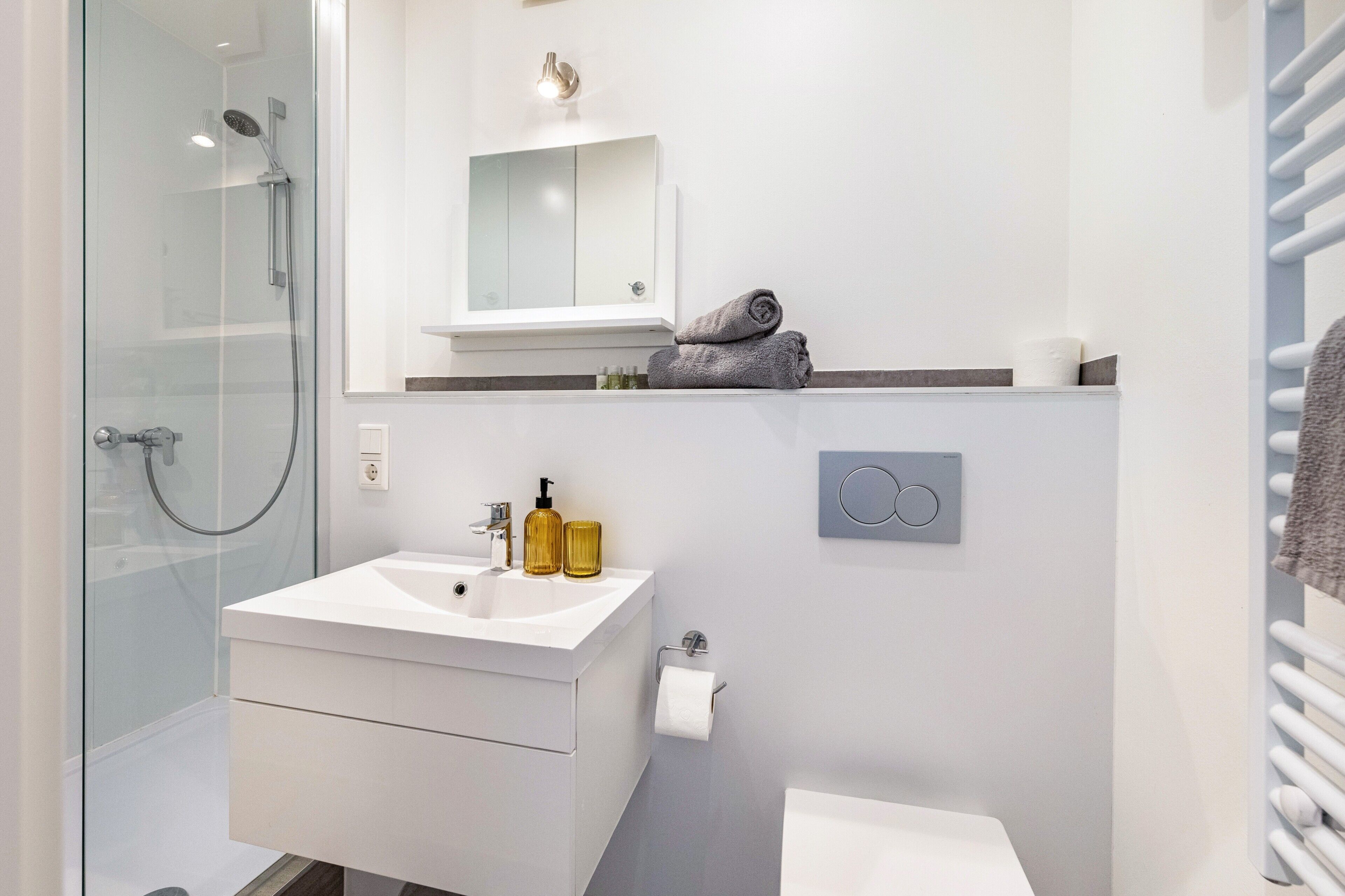 Dusche, kostenlose Toilettenartikel, Handtücher