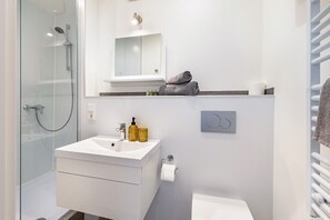 Douche, articles de toilette (gratuits), serviettes fournies