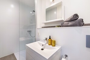 Regadera, amenidades de baño gratuitas, toallas 