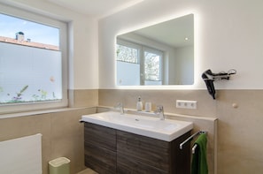 Dusj, hårføner og håndklær