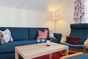 TV, stereo - Apartment 'Das Kleine Glück' with Mountain View, Private Terrace and Wi-Fi (Salem)