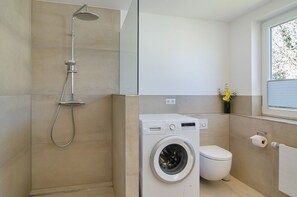 Douche, séchoir à cheveux, serviettes fournies