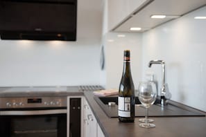 Réfrigérateur, four à micro-ondes, un four, surface de cuisson