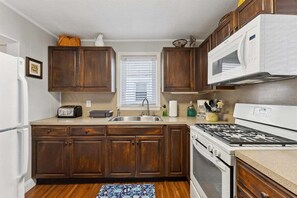 Kühlschrank, Ofen, Wasserkocher mit Kaffee-/Teezubehör, Mixer