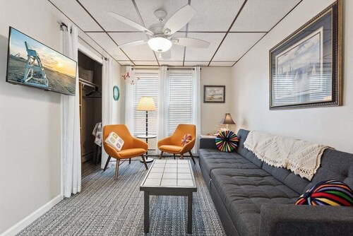 1 BR Apartment w/  a Private Yard and Beach Access