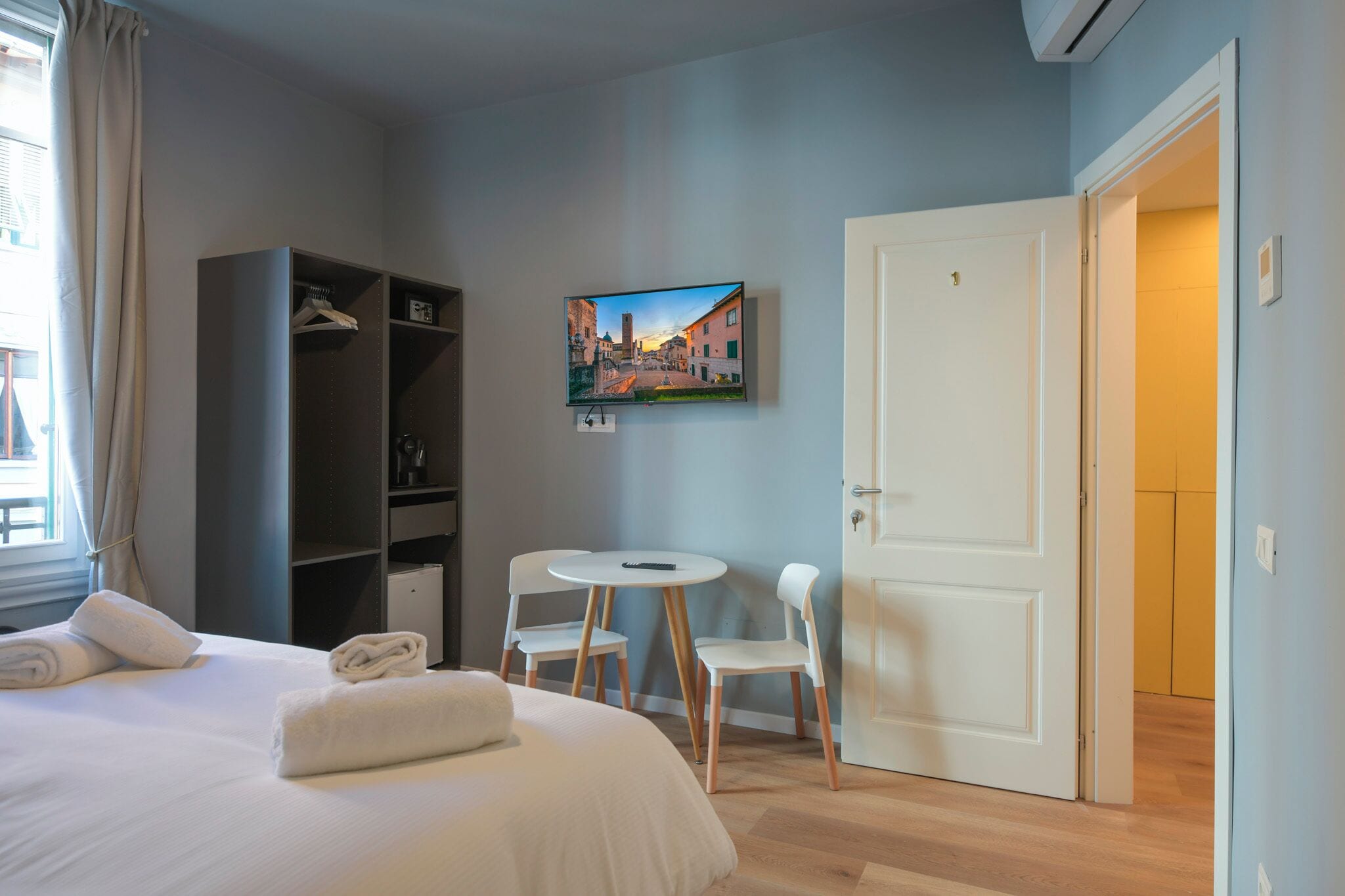 Habitación doble Confort | Caja de seguridad en la habitación, escritorio y cortinas blackout 