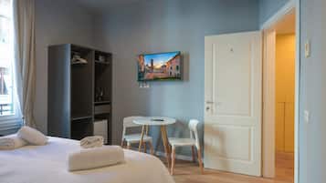 Phòng đôi tiện nghi đơn giản | Két bảo mật tại phòng, bàn, màn/rèm cản sáng