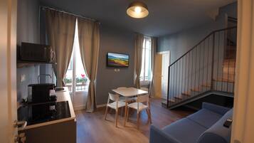 Deluxe Quadruple Room, Balcony | Living area