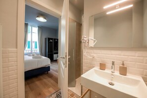 Comfort Double Room | Bilik Mandi | Pancuran mandi, pengering rambut, tuala disediakan, sabun 