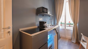 A compact kitchenette with a microwave, coffee maker, and a small sink. - B&B Magnolia (Florence)