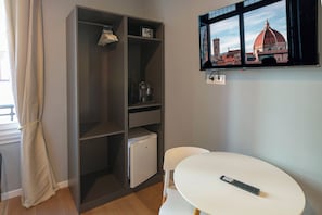 Zimmersafe, Schreibtisch, Verdunkelungsvorhänge, kostenloses WLAN